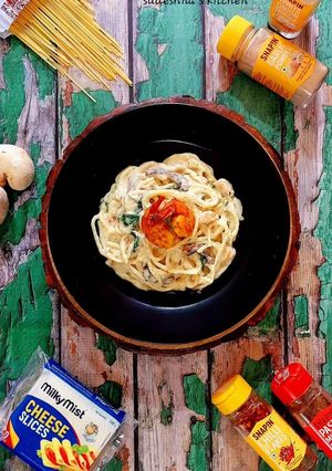 A picture of White Chicken Noodles.