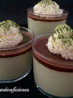 Una foto de Cheesecake de té matcha y gelatina de chocolate
