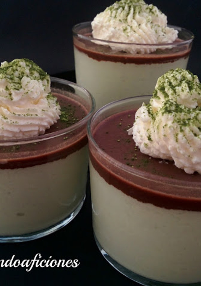 Una foto de Cheesecake de té matcha y gelatina de chocolate