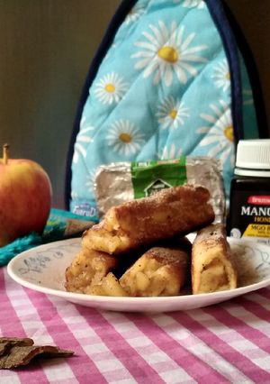A picture of Apple bread rolls.