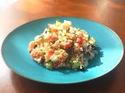 Una foto di cous cous con uva passa