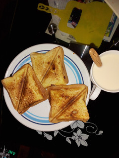 Toasted bread with tea ainihin hoton girkin