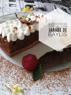 Una foto de Bizcocho de cocoa con jarabe de Baileys