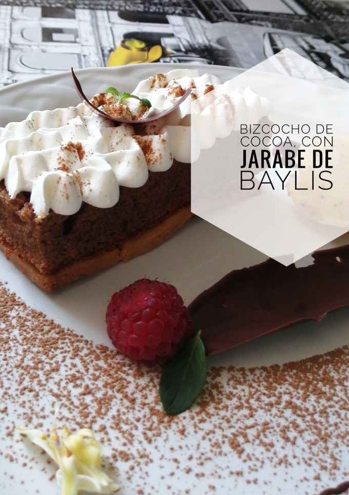 Una foto de Bizcocho de cocoa con jarabe de Baileys