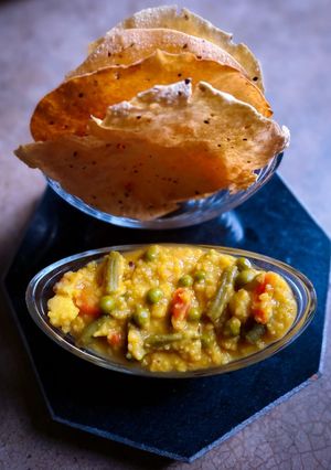 মিক্স সব্জী দিয়ে দলিয়া খিচুড়ি (mix sabji diye daliar khichdi recipe in Bengali) রেসিপির প্রধান ছবি