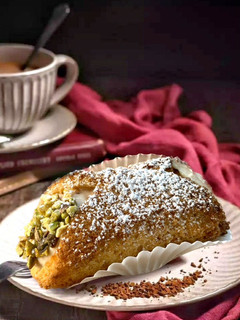 Foto di Cannoli di Pandoro Ripieni di Ricotta con Canditi e Cioccolato