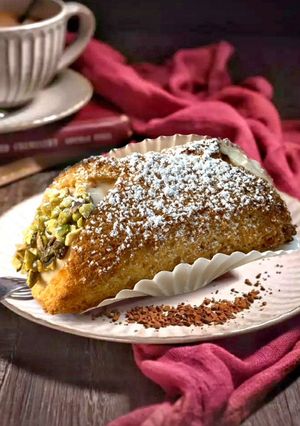 Foto di Cannoli di Pandoro Ripieni di Ricotta con Canditi e Cioccolato