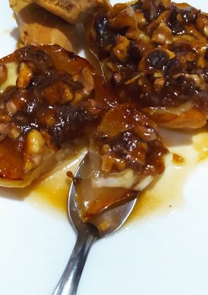 Una foto de Membrillos Asados  Con Frutos Secos