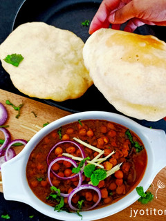 छोले भटूरे (Chole bhature recipe in hindi) रेसिपी मुख्य फोटो
