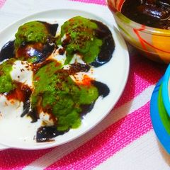 A picture of Dahi Bhalle chaat.