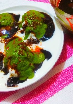 A picture of Dahi Bhalle chaat.