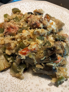 Una foto de Falso arroz de coliflor con rape, gambas y alcachofas
