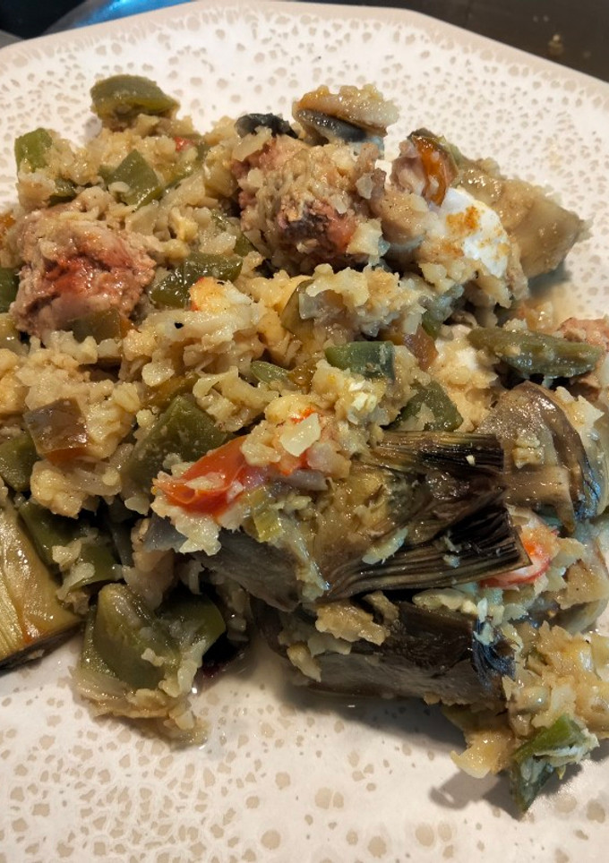 Una foto de Falso arroz de coliflor con rape, gambas y alcachofas
