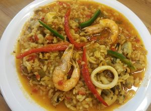 Una foto de Paella