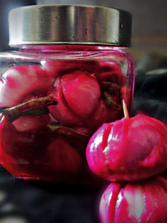A picture of Vinegar onion sirke wale pyaz.