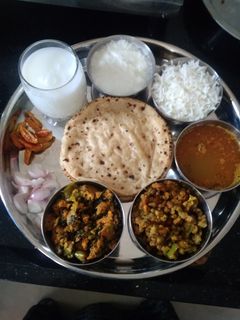 કાઠિયાવાડી થાળી રેસીપી મુખ્ય ફોટો