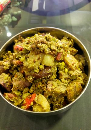 A picture of Undhiyu.