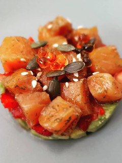 Una foto de Tartar de salmón marinado con aguacate y fresas