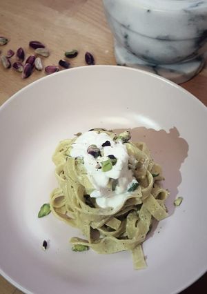 Foto di Tagliatelle con crema di burrata e pistacchi di Bronte