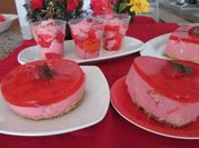 Una foto de yogurt de frutilla