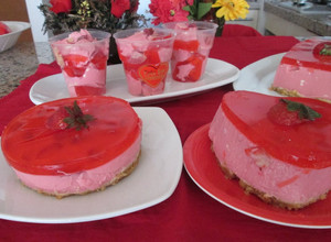 Una foto de Torta de yogurt con frutillas