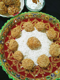सफेद तिल के लड्डू (Safed til ke laddu recipe in Hindi) रेसिपी मुख्य फोटो