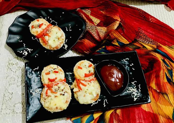 Snowman mini cheesy pizza