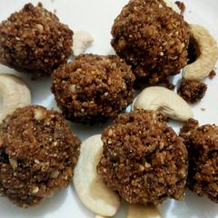 A picture of Sabudana laddoo (with plum jaggery).
