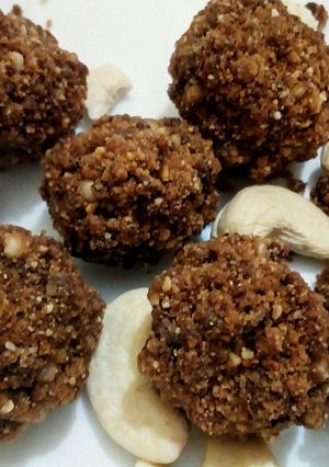 A picture of Sabudana laddoo (with plum jaggery).