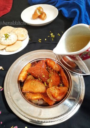 A picture of Stuffed fried sweet pancake (Qatayef).