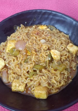 A picture of Chilli paneer maggi.