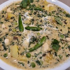 A picture of Aloo Matar Methi Korma with White Gravy.