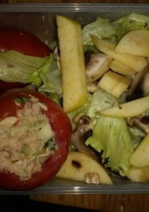 Una foto de Tomates rellenos con atún en aguachile