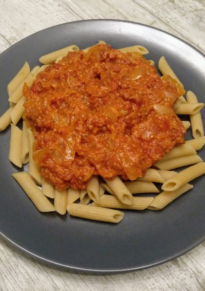 Una foto de Pasta con chorizo y jamón