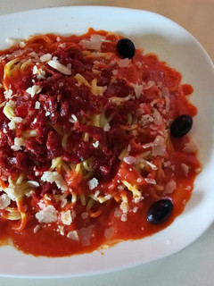Una foto de Espagueti en salsa con chorizo crujiente