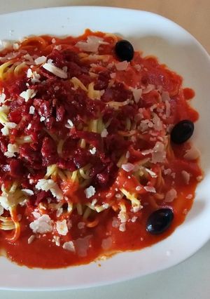 Foto principal de Espagueti en salsa con chorizo crujiente