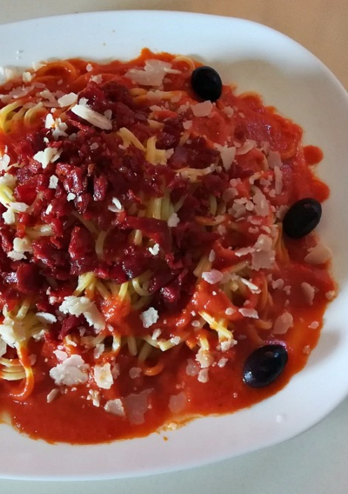 Una foto de Espagueti en salsa con chorizo crujiente