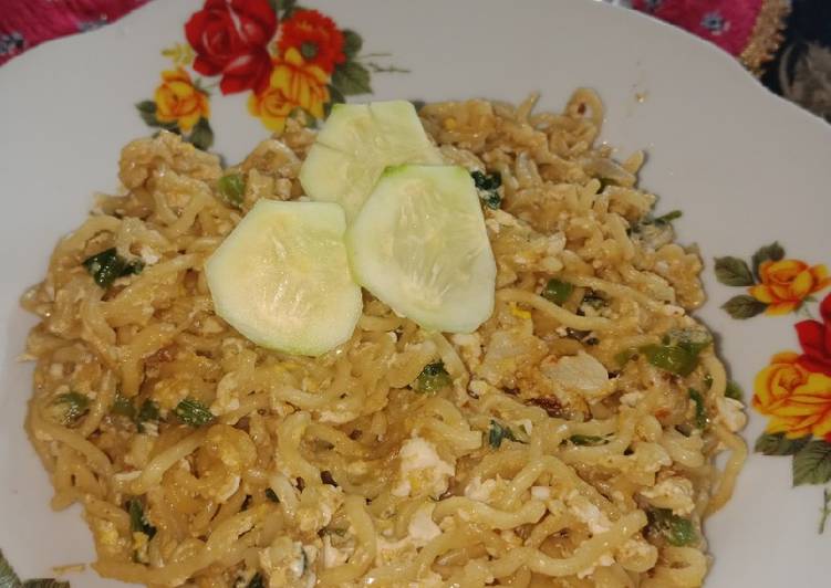 Bagaimana Membuat Mie goreng becek pedas ala by me😊 yang Enak Banget