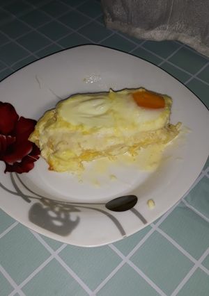 O poză a rețetei Mămăligă cu brânză, smântână și ouă.