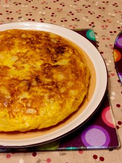 Una foto de Tortilla de patata con cebolla, truco de sabor