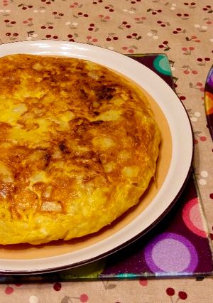 Foto principal de Tortilla de patata con cebolla, truco de sabor