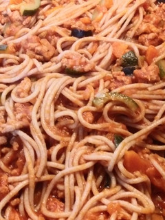 Una foto de Espaguetis de espelta con verduras