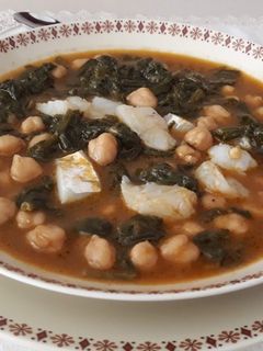 Una foto de Potaje de garbanzos con espinacas y bacalao