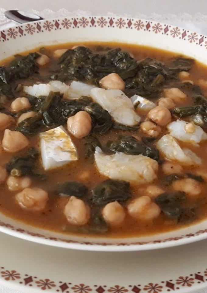 Una foto de Potaje de garbanzos con espinacas y bacalao