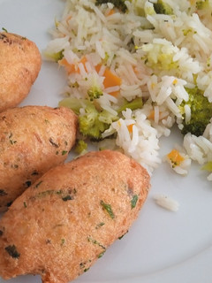 Foto de Pastéis de bacalhau com arroz de legumes