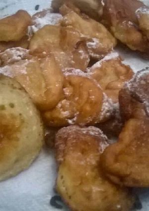 Una foto de Buñuelos de manzana y canela