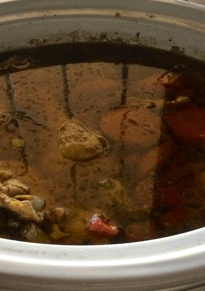 Una foto de Caldo de pollo a mi manera en olla de cocción lenta
