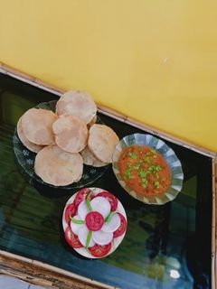 बेडमी पूरी और आलू की सब्जी (bedmi poori aur aloo ki sabzi recipe in Hindi) रेसिपी मुख्य फोटो