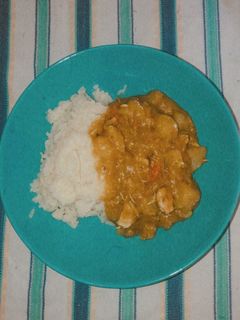 Una foto de Pollo al curry con arroz