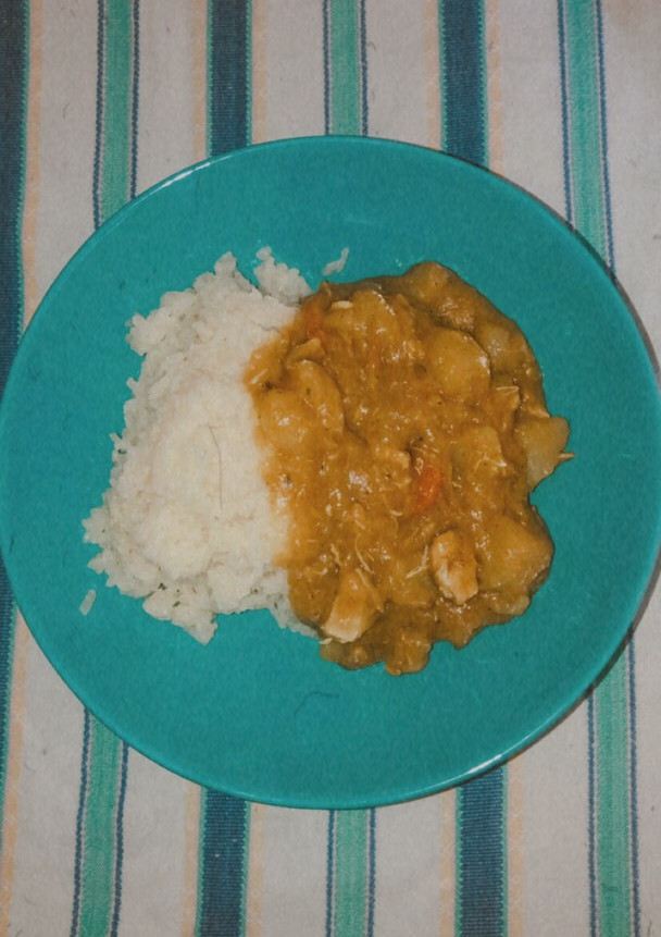 Una foto de Pollo al curry con arroz